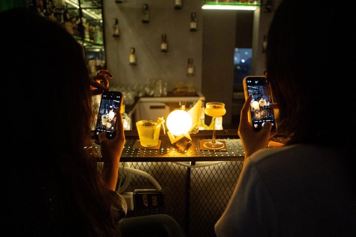  Quán bar trên phố Nguyễn Phúc Lai (Hà Nội) sử dụng chủ yếu đèn bàn trang trí, tạo ánh sáng vừa đủ để làm nổi bật đồ uống. Ảnh: Châu Sa. 