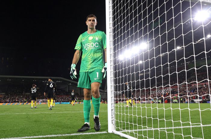 Hàng thủ Chelsea hóa thảm họa. Ảnh: Reuters.