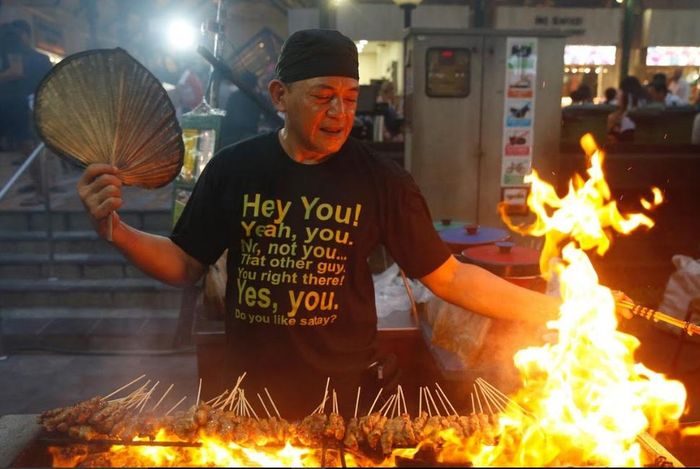  Singapore nổi tiếng với hơn 100 phố ẩm thực và 6.000 quầy hàng, với những đầu bếp lão luyện. Ẩm thực đường phố đa sắc tộc với chi phí rẻ, khoảng 2 USD, thu hút người dân và du khách. Ảnh: Reuters. 