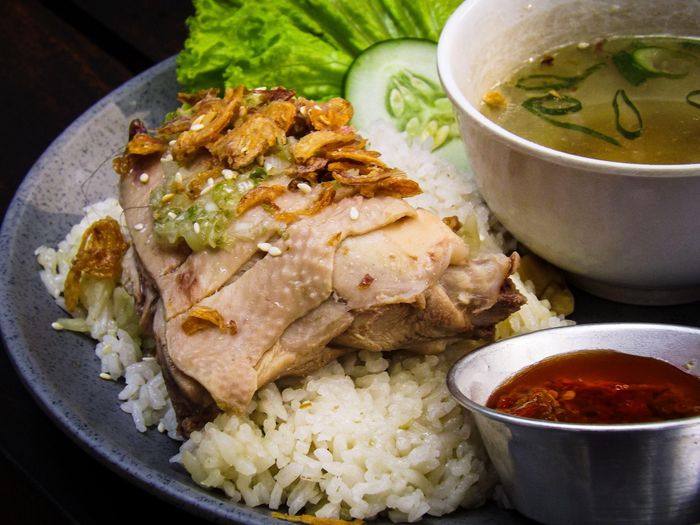  Món ăn cơm gà Hải Nam nổi tiếng Singapore được phục vụ cùng với súp đậm đà và nước sốt cay. Ảnh: Yafie Agha/Pexels. 