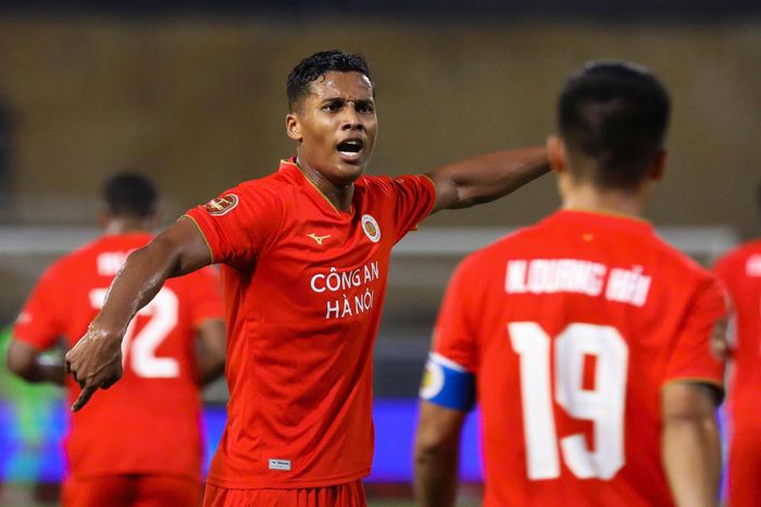 Nguyễn Minh chơi V.League từ năm 2024, lọt vào Đội hình tiêu biểu mùa 2024/25 và đã có các danh hiệu như V.League, Cúp Quốc gia 2025/26 cũng như Siêu cúp Quốc gia 2026 cùng hơn hai năm kinh nghiệm thi đấu ở môi trường bóng đá Việt Nam. Ảnh: Minh Chiến.