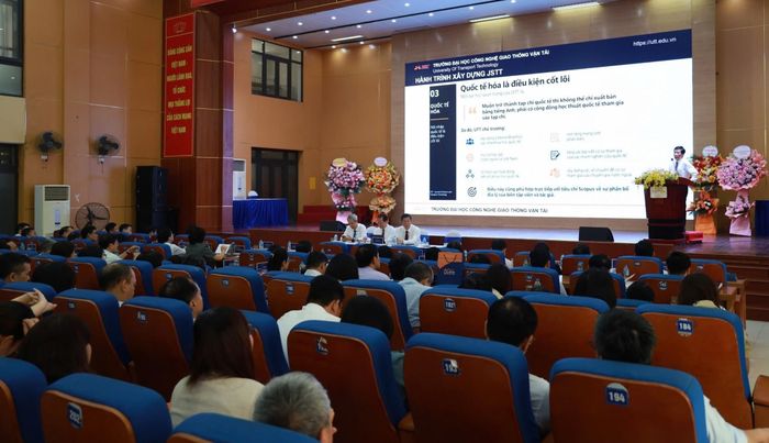  PGS.TS Nguyễn Hoàng Long - Hiệu trưởng Trường Đại học Công nghệ Giao thông Vận tải chia sẻ tại buổi hội thảo. Ảnh: NXB Chính trị quốc gia Sự thật. 