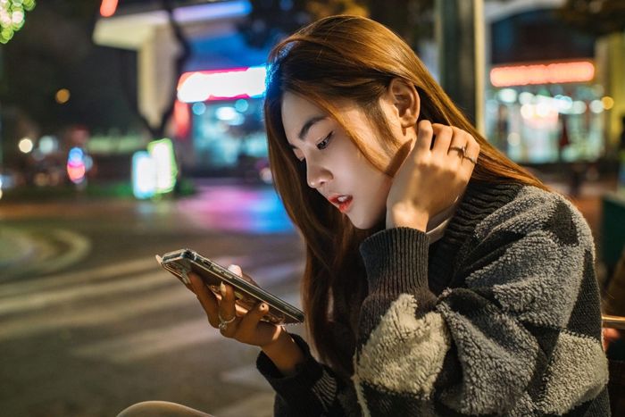 Điện thoại thông minh khiến khoảng cách tiếp cận Internet giữa các thế hệ thu hẹp, nhưng đồng thời kéo thanh thiếu niên dành gần như toàn bộ thời gian rảnh cho màn hình. Ảnh minh họa: hoang anh/Pexels.