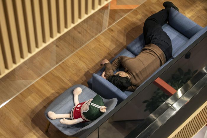 "Lying flat" là lựa chọn của một bộ phận người trẻ châu Á. Ảnh minh họa: CNBC.