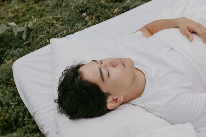 Khung 12h-14h được xem là thời điểm lý tưởng để chợp mắt, khi cơ thể tự nhiên có một đợt sụt giảm năng lượng sau bữa trưa. Ảnh: Pexels.