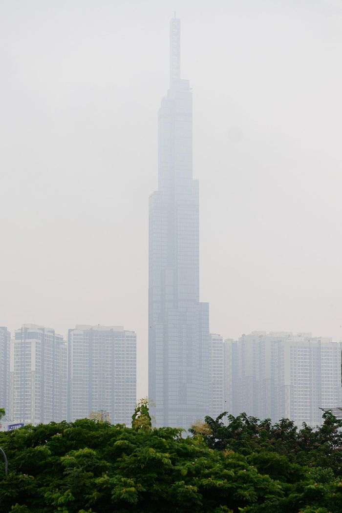Landmark 81 và Bitexco là hai trong những công trình nổi bật của TPHCM, cũng trở nên khó quan sát rõ từ một số hướng. Khoảng cách càng xa, hình ảnh tòa nhà càng nhạt và mất dần đường nét. Lớp mù tạo nên sự tương phản rõ giữa những công trình ở gần và các tòa nhà nằm phía xa.