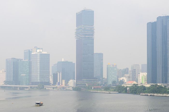  Hiện tượng mờ đục xuất hiện trong bối cảnh Nam Bộ có độ ẩm cao, gió yếu và thời tiết nhiều mưa. Cơ quan khí tượng dự báo TP.HCM tiếp tục có mưa vừa, mưa to đến rất to trong những ngày 17-20/9, trong đó mưa có thể góp phần làm thay đổi điều kiện không khí tại thành phố. 