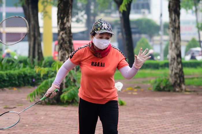  Người dân tập thể dục buổi sáng trong lớp không khí mờ đục tại TP.HCM. 