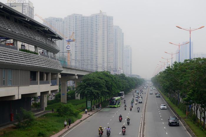  Tình trạng này từng được ghi nhận trong các ngày trước đó, khi nhiều khu vực TP.HCM có bầu trời trắng đục và tầm nhìn xa giảm. 
