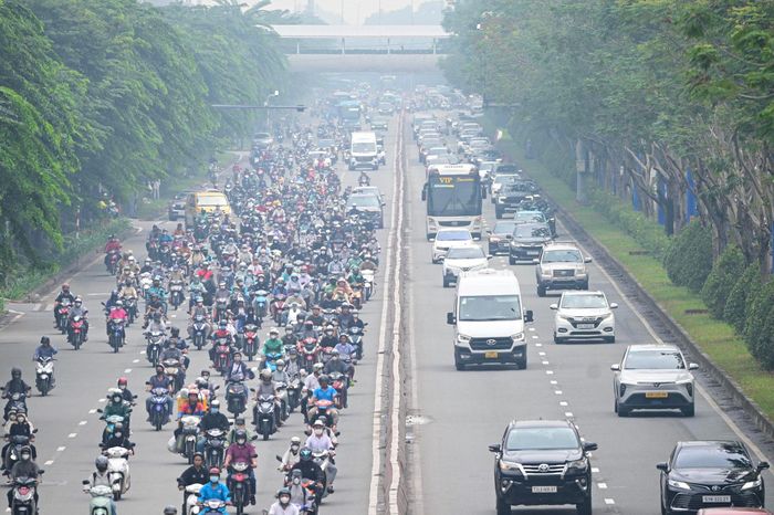  Lớp không khí trắng mờ bao trùm các tòa nhà và đường phố, khiến khung cảnh thành phố như sắp có một cơn mưa lớn. 