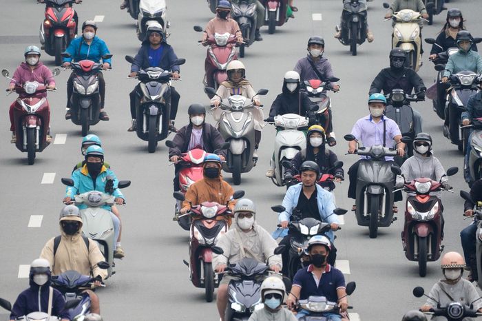  "Sương mù khí tượng thường liên quan độ ẩm cao, nhiệt độ giảm và điều kiện khí quyển ổn định. Khi mặt trời lên, nhiệt độ tăng, lớp sương thường giảm nhanh. Trong trường hợp ở TP.HCM, lớp mờ kéo dài từ sáng đến trưa, thậm chí vẫn hiện diện khi trời có nắng. Các yếu tố khí tượng như gió và độ ẩm chưa đủ để giải thích hiện tượng", TS Trương Bá Kiên nói. 