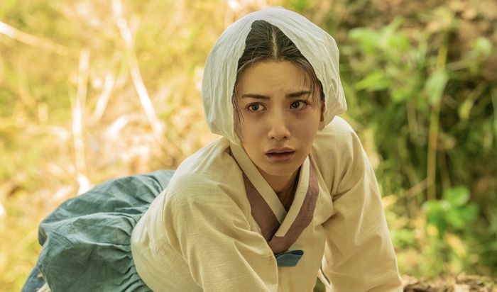  Nana vào vai góa phụ Hee Yeon, nhân vật bị cuốn vào ván cược tình ái giữa Jo Won và phu nhân Cho. Ảnh: Netflix. 
