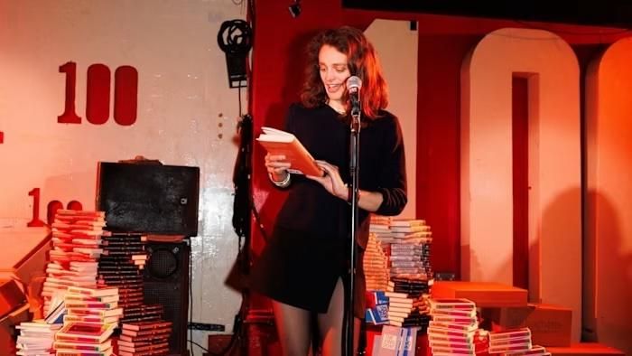 Tác giả Francesca Reece đọc cuốn Permanence tại sự kiện gần đây của Soho Reading Series. Ảnh: Financial Times.