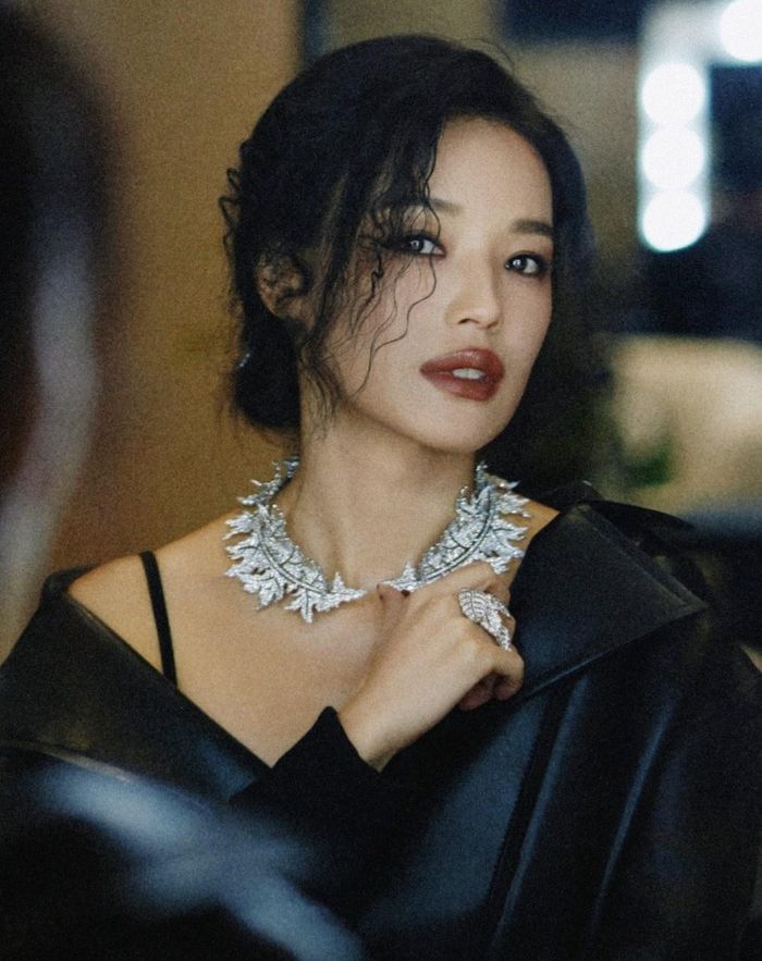 Thư Kỳ thường đọc sách hoặc xem phim khi không làm việc. Ảnh: Weibo.