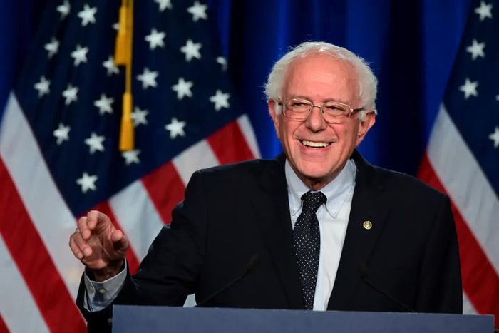 Các chuyên gia và chính trị gia như Des Browne, Yoshua Bengio và Bernie Sanders cũng có những quan điểm khác nhau về việc kiểm soát và phát triển AI. Ảnh: Reuters, Thelogic.