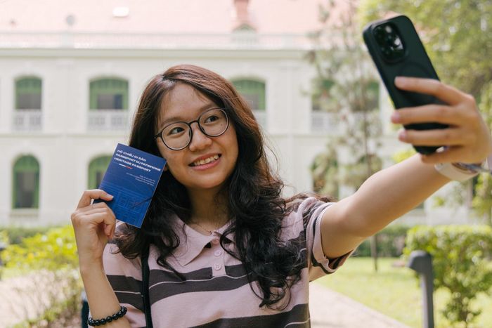  Không dừng lại ở việc ngắm nhìn kiến trúc, du khách ghé thăm năm nay còn được trao tay cuốn Hộ chiếu di sản độc đáo. Cầm trên tay tấm hộ chiếu và hào hứng săn từng con dấu, Vân An cảm nhận cảm giác như đang thực hiện một chuyến du ngoạn đến nước Pháp. 