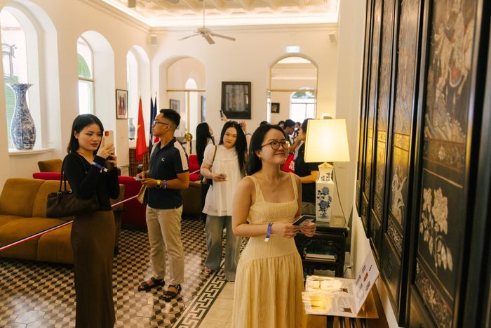 Trong khu vực phòng khách, nay là nơi tổ chức các sự kiện của Tổng Lãnh sự quán Pháp, khách tham quan chiêm ngưỡng đồ nội thất từ thời nhà Nguyễn ở Huế được bố trí hài hòa. 