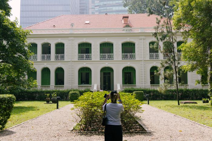  Không khí tham quan thêm phần sôi động khi nhiều bạn trẻ hào hứng tìm kiếm những góc máy lạ mắt để tham gia cuộc thi ảnh nhân kỷ niệm 200 năm nhiếp ảnh. Đây vừa là dịp để các tay máy tự do thể hiện góc nhìn cá nhân về Dinh thự cổ, vừa là cơ hội săn tấm vé khứ hồi đến Paris. 