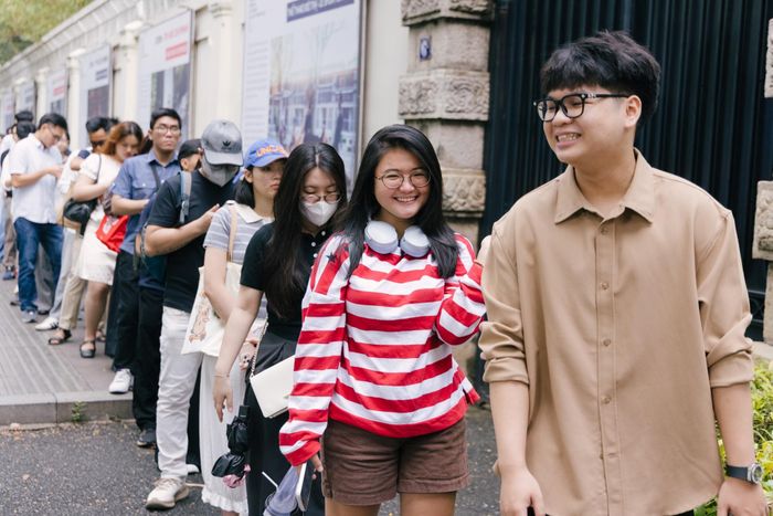 Đã đi qua đường Lê Duẩn nhiều lần nhưng chưa từng được vào bên trong Dinh thự, Minh Thư (sinh viên ĐH Sư phạm TP.HCM) đăng kí ngay khi thấy thông tin trên mạng xã hội. Dù đi một mình, cô vẫn dễ dàng "bắt cạ" với những người bạn mới cùng chung tình yêu văn hóa, cùng nhau khám phá không gian di sản hiếm hoi chỉ mở cửa mỗi năm một lần. 