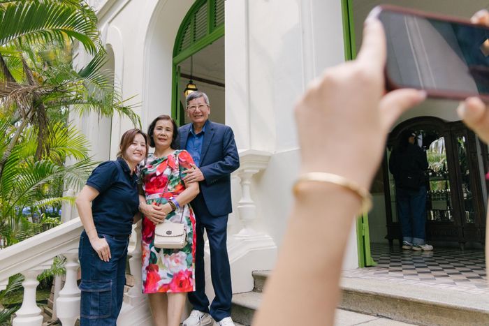  Ông Lê Thanh Hải cùng gia đình tận hưởng ngày cuối tuần đặc biệt. Theo ông, Dinh thự không chỉ gây ấn tượng mạnh bởi nét kiến trúc Đông Dương từ thế kỷ 19 mà còn thể hiện sự giao thoa với văn hóa Việt Nam. "Hệ thống hành lang, cửa phụ giúp tòa nhà hòa mình trọn vẹn vào thiên nhiên. Đặc biệt, việc bảo tồn được hàng cây cổ thụ cùng những bóng me, rặng tre thuần Việt trong khuôn viên là một giá trị vô giá, lưu giữ chứng tích sống động qua hơn một thế kỷ phát triển", ông Hải chia sẻ. 