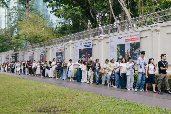  Nhân Ngày Di sản châu Âu, ngày 19/9, Dinh thự mở cửa dự kiến đón 2.000 du khách ghé thăm. Ngay từ sớm, dòng người đông đúc, đặc biệt là giới trẻ, đã có mặt xếp hàng dài dọc trục đường Lê Duẩn để chờ bước chân vào không gian gần 150 năm tuổi. 