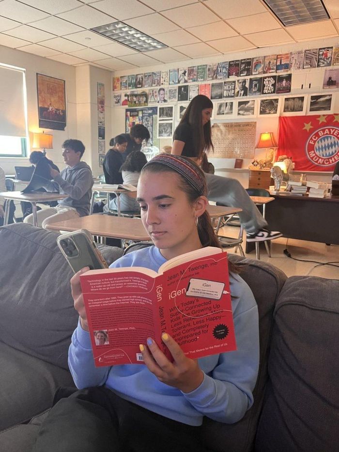  Gen Z linh hoạt đọc qua các phương tiện, hình thức khác nhau. Ảnh: Isabella Pires. 