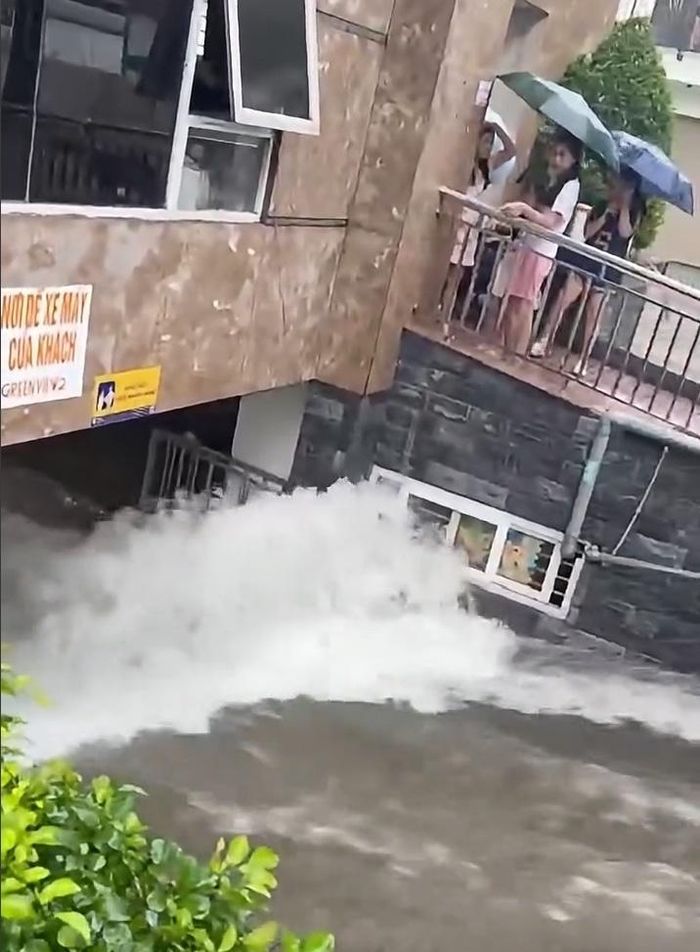Nước tràn vào khu vực giữ xe của người dân sống trong chung cư. Ảnh: Người dân cung cấp.