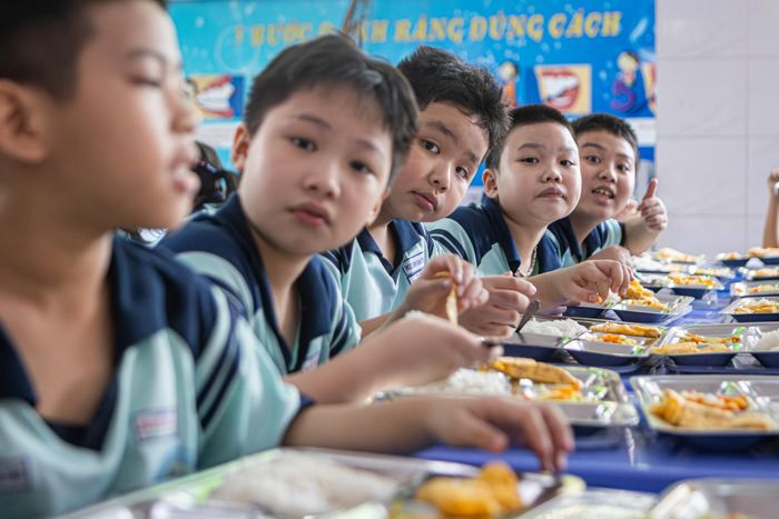 Học sinh tiểu học tại TP.HCM trong bữa ăn bán trú tại trường. Ảnh: Khương Nguyễn.