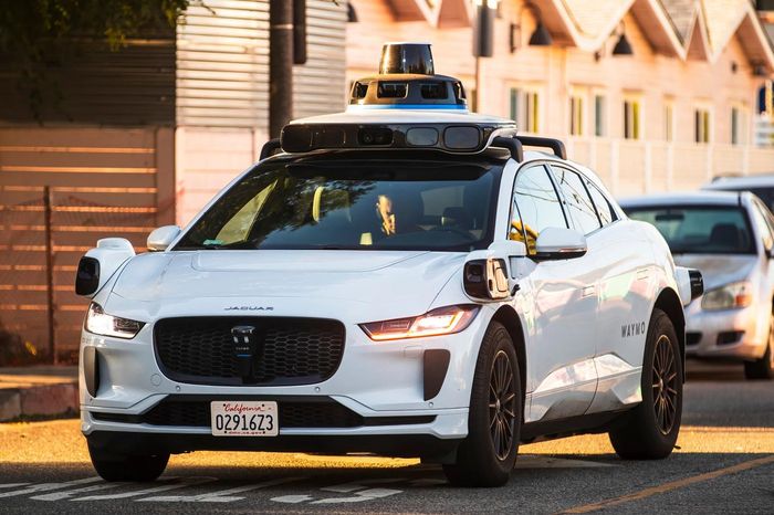  Waymo công bố mục tiêu triển khai dịch vụ taxi thương mại hoàn toàn tự hành đầu tiên của Nhật Bản tại Tokyo vào năm 2027. Tại Mỹ, hãng cũng đứng trước sự cạnh tranh mạnh mẽ đến từ Tesla hay Zoox. 