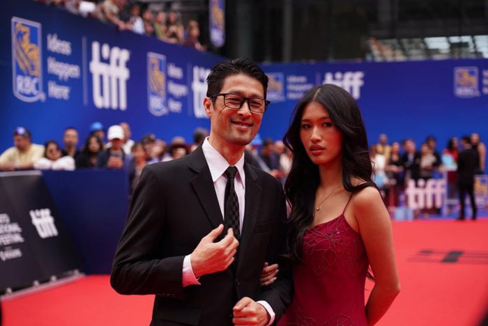Johnny Trí Nguyễn và con gái Thanh An trên thảm đỏ Liên hoan phim quốc tế Toronto. Ảnh: ĐPCC.