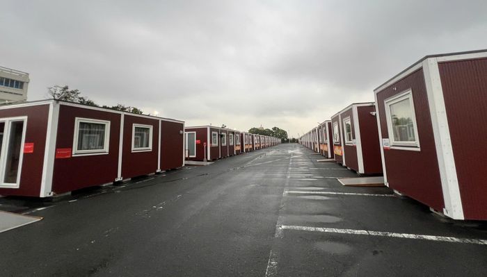 Dãy nhà container tại khu Garden Pier, cảng Nagoya, nơi bố trí chỗ ở cho gần 2.000 vận động viên và quan chức các đoàn tham dự ASIAD. Ảnh: Quý Lượng.
