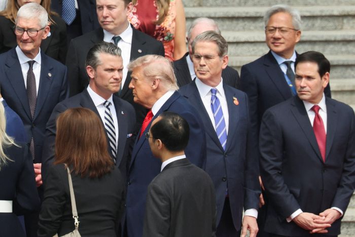 Tổng thống Mỹ và các tỷ phú công nghệ Tim Cook, Elon Musk và Jensen Huang tại Đại lễ đường Nhân dân ở Bắc Kinh (Trung Quốc) ngày 14/5. Ảnh: Reuters.