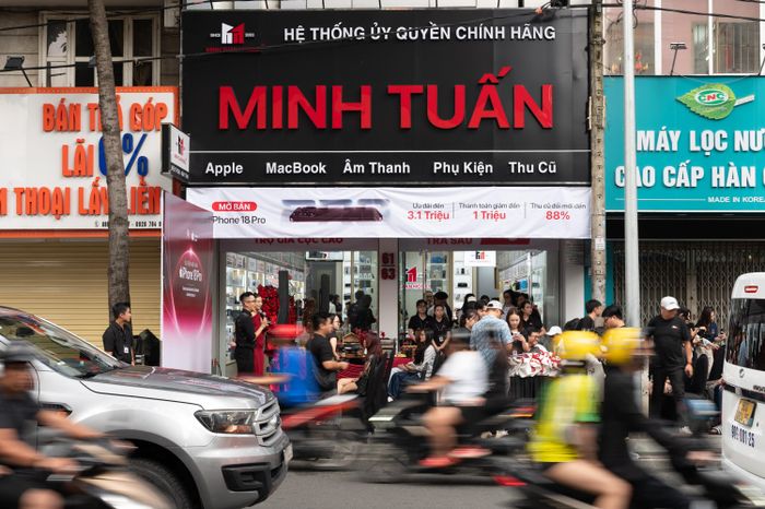 Cảnh mở bán iPhone 18 Pro tại TP.HCM, Hà Nội. Ảnh: Viết Huy, Xuân Sang.