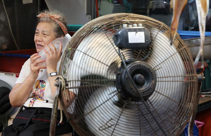 Đợt nắng nóng kỷ lục ở Gwangmyeong, Hàn Quốc, ngày 5/8. Ảnh: Reuters.
