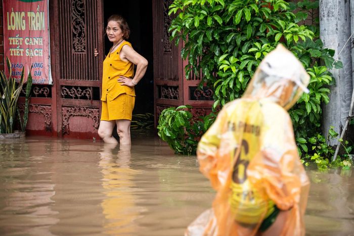 Tiếp xúc bùn đất, nước bẩn, môi trường ẩm ướt có thể làm tăng nhiều bệnh truyền nhiễm. Ảnh: Đinh Hà.