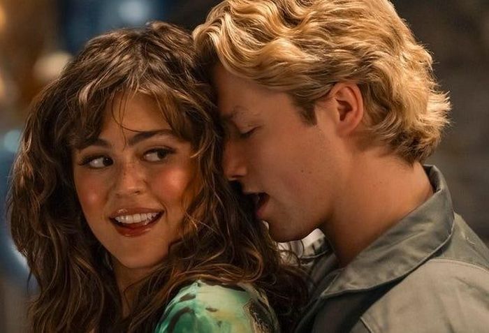 Cặp đôi chính trong phim Off Campus. Ảnh: Prime Video.