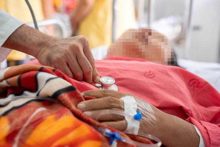  Bác sĩ Lê Đoàn Khắc Di thăm khám cho bệnh nhân. Ảnh: BVCC.