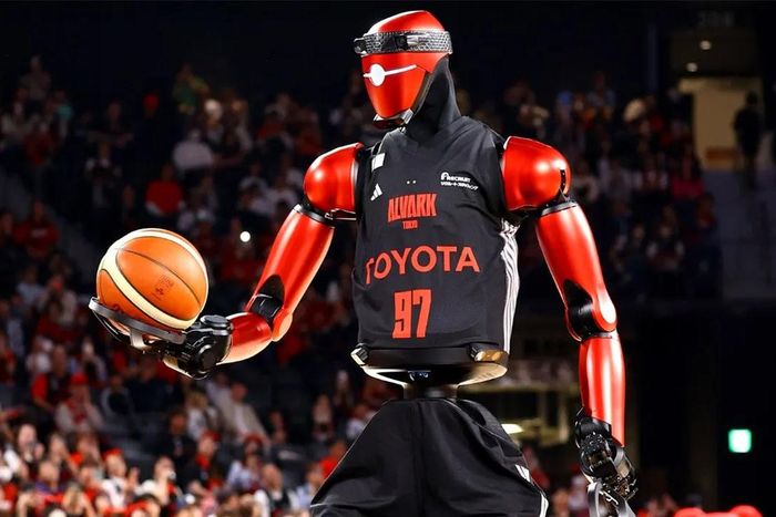Vào tháng 4/2026, Toyota đã ra mắt robot hình người Toyota CUE7 với chiều cao lên đến 2,2 m. Di chuyển trên 2 bánh xe, robot này có khả năng ném bóng rổ bằng trí tuệ nhân tạo (AI).