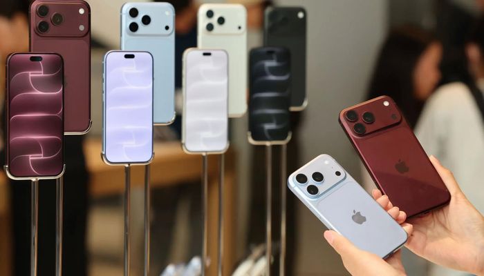 Dẫu có nhiều ý kiến trái chiều nhưng khách hàng vẫn xếp hàng dài bên ngoài cửa hàng Apple ở Myeongdong, trung tâm Seoul, chờ đón iPhone 18 Pro và Pro Max ra mắt ngày 18/9. Ảnh: KLD, Yonhap.