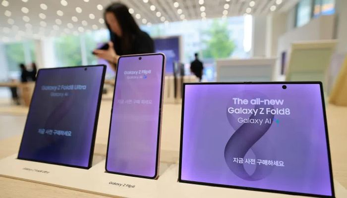  Các thiết bị thuộc dòng Galaxy Z 8 được trưng bày tại cửa hàng Samsung Hongdae ở quận Mapo, phía tây Seoul, vào ngày 28/7. Ảnh: KLD. 