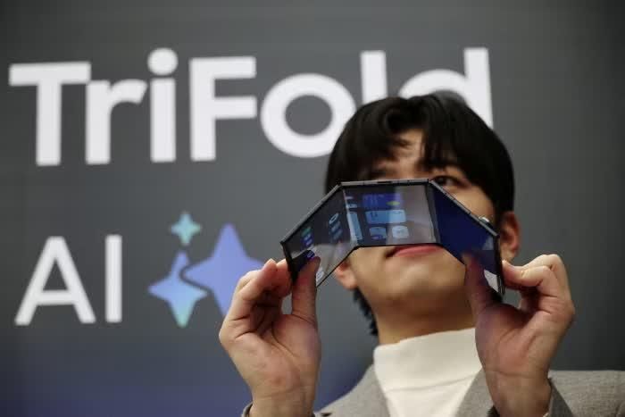  Samsung đã tung ra khoảng 20 mẫu điện thoại gập. Ảnh: Reuters. 