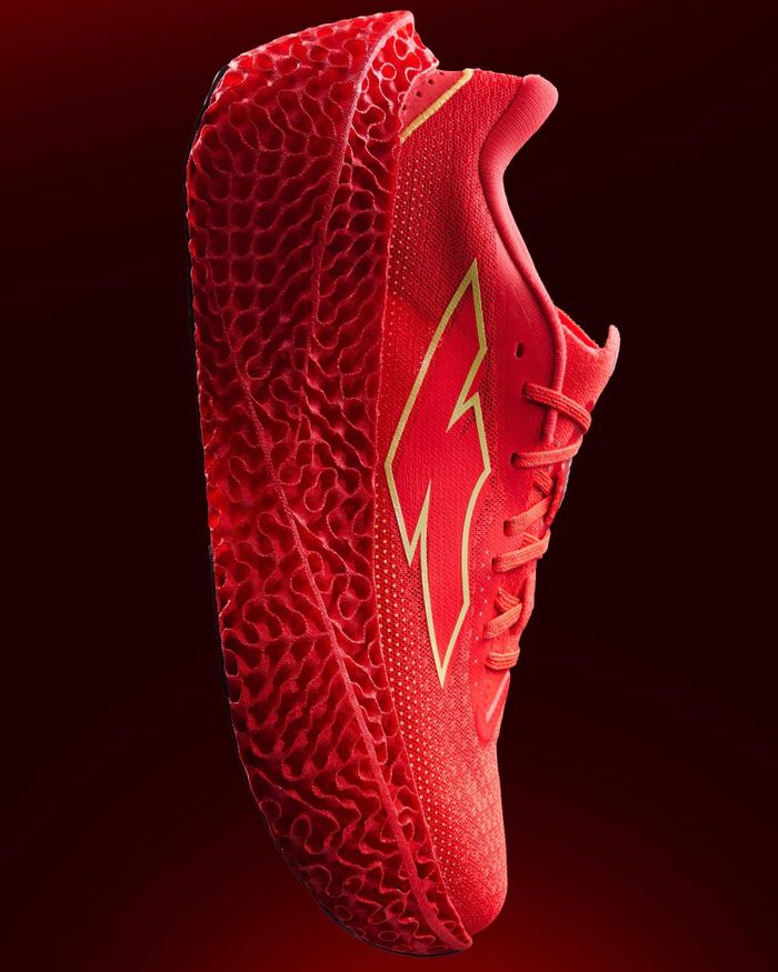 Logo của New Balance (bên trái) và chữ K xoay ngược của trên dòng giày chạy bộ Kiprun của Decathlon được cho là có sự tương đồng. Ảnh: New Balance; @kiprun/Instagram.