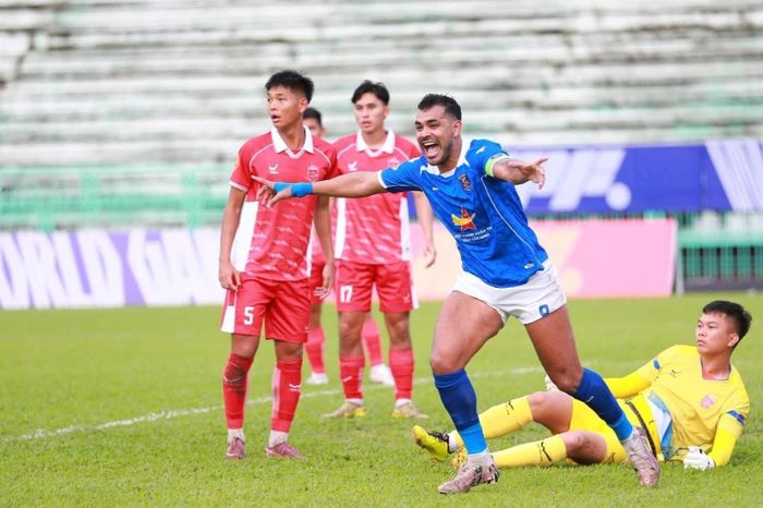  Tiền đạo Brenner Marlos ăn mừng sau khi lập hat-trick. Ảnh: CLB Bắc Ninh. 