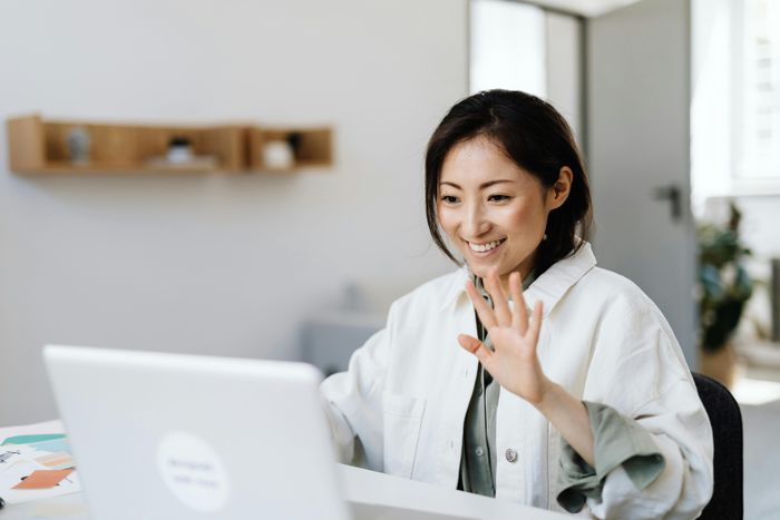 Việc liên lạc giữa phụ huynh và giáo viên cần dựa trên tính chất và mức độ cấp thiết của thông tin. Ảnh: Pexels.