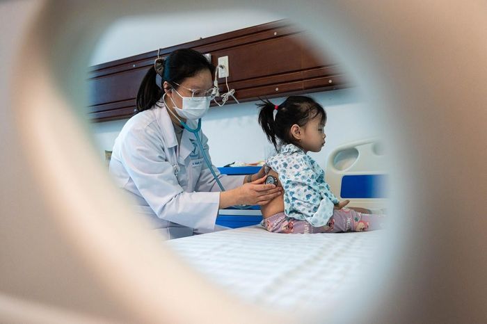 Phụ huynh cần đưa trẻ đến cơ sở y tế khi trẻ lơ mơ, co giật, nôn ói liên tục, không bú hoặc uống được, khát nhiều hoặc tình trạng bệnh diễn tiến nặng hơn. Ảnh: Đinh Hà.