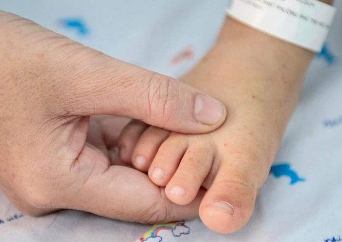 Tay chân miệng thường gặp ở trẻ nhỏ, dễ lây lan khi trẻ tiếp xúc gần tại trường học, nhà trẻ. Ảnh: Duy Hiệu.