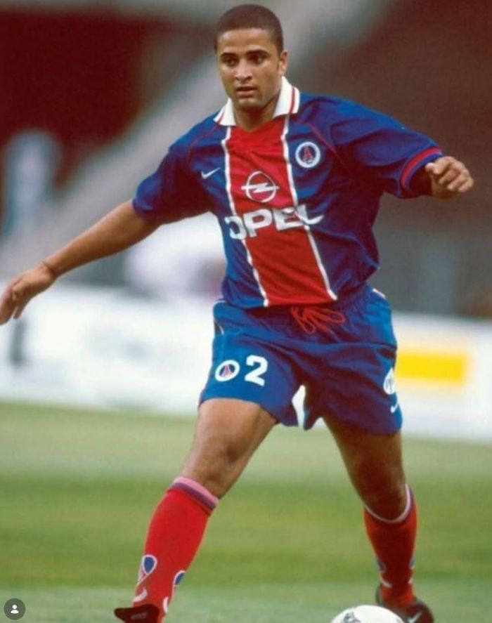  Kennedy từng khoác áo PSG cách đây 30 năm. Ảnh: Instagram. 