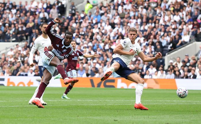 Tottenham chưa biết thắng ở Premier League mùa này.