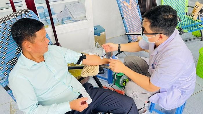 Thầy Mai Văn Oanh, giáo viên Trường Tiểu học Vĩnh Thuận, đã 22 lần tham gia hiến máu tình nguyện