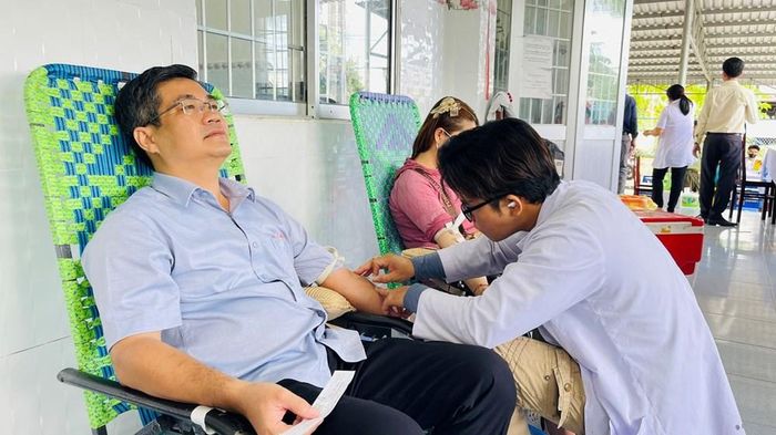 Ông Huỳnh Ngọc Nguyên, Chủ tịch UBND xã Vĩnh Thuận, tham gia hiến máu tình nguyện đợt 2 năm 2026
